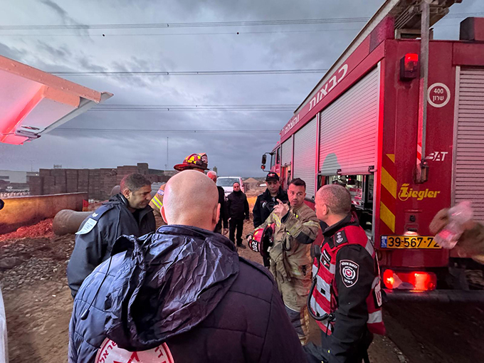 اندلاع حريق كبير في مخزن للادوات الكهربائية في الطيرة و11 طاقم يعمل على اخماده